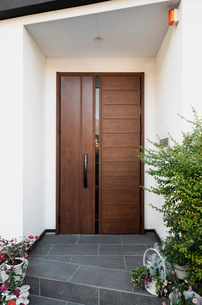 Depois: entrada com porta de madeira com acabamento renovado