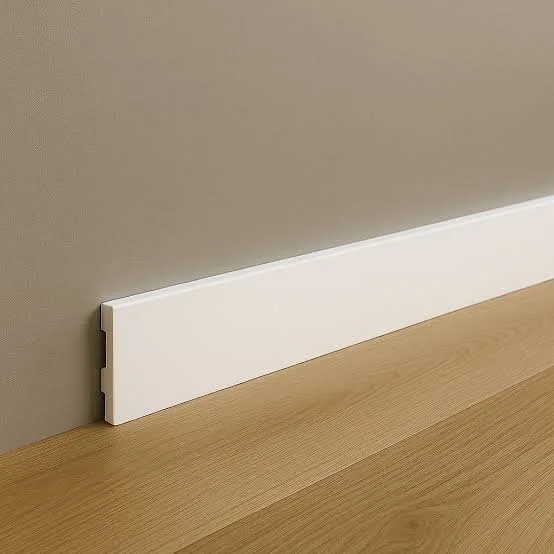 Rodapé liso branco — imagem da linha Brasil Portas
